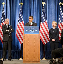 Потпредседник Џо Бајден, председник Барак Обама и државна секретарка Хилари Клинтон приликом званичног објављивања номинација чланова администрације новоизабраног америчког председника Барака Обаме, децембра 2008. године