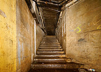 Escalier menant au fort, dans les locaux souterrains.