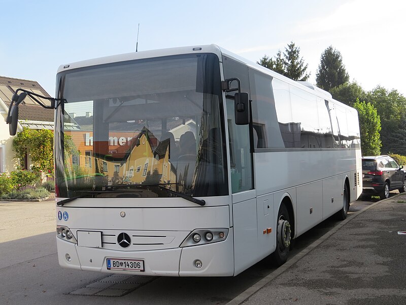 File:2017-10-04 (103) Mercedes-Benz Intouro (Type 633) at Bahnhof Pöchlarn, Austria.jpg