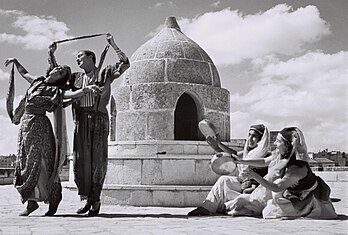 Dança bucarana interpretada por membros do balé Rina Nikova na cidadela de Jerusalém. Os judeus bucaranos são um grupo etnolinguístico judaico (comunidade) na Ásia Central. O nome “judeus bucaranos” foi atribuído aos membros da comunidade porque antes da conquista da Ásia Central pelo Império Russo, grande parte da comunidade vivia no território do Canato de Bucara. Até a década de 1970, os judeus bucaranos viviam na Ásia Central, principalmente na República Socialista Soviética Uzbeque e Tajique. Atualmente, um número significativo de judeus da comunidade judaica de Bucara vive em Israel. (definição 3 051 × 2 063)