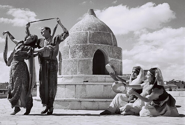 Артисты балета Рины Никовой исполняют бухарские танцы в цитадели Иерусалима. 1946 г.