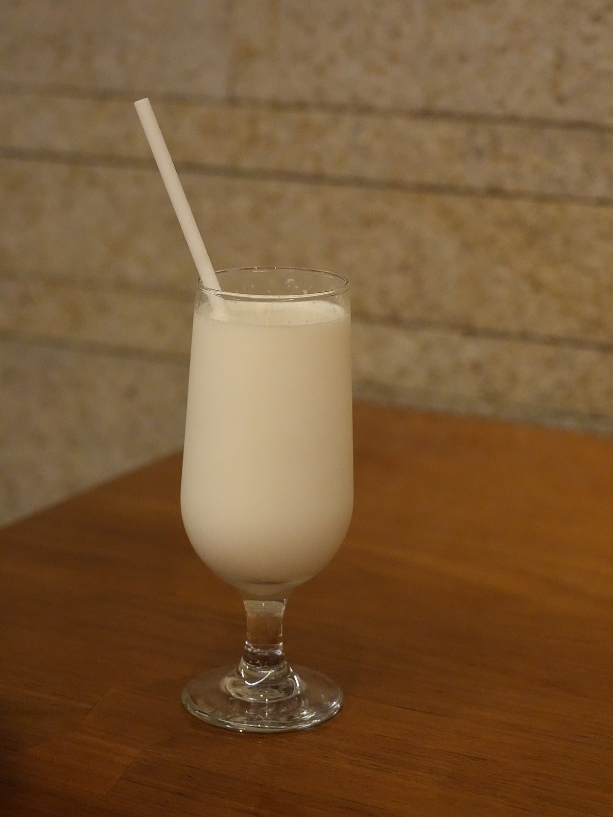 https://upload.wikimedia.org/wikipedia/commons/thumb/8/88/A_Glass_of_Milk.jpg/1200px-A_Glass_of_Milk.jpg