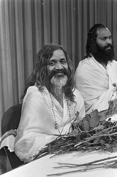 File:Aankomst Maharish Makesh Yogi op Schiphol. M. M. Yogi vergezeld van Dramayari Do, Bestanddeelnr 920-6591.jpg