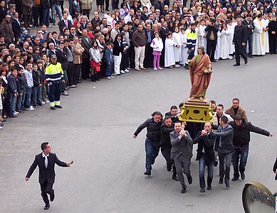 Affruntata, traditional southern italian running with 3 religious statues.