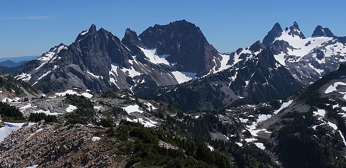 Alpine Lakes Wilderness panorama from Otter Point crop.jpg