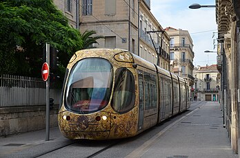 Une rame Alstom Citadis 302 de la ligne 4 du tramway de Montpellier, décorée par le couturier Christian Lacroix. (définition réelle 4 928 × 3 264)
