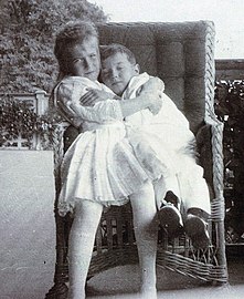 Avec sa sœur Anastasia.