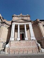 Chiesa del Gesù, di Luigi Vanvitelli, posta al centro dell'arco portuale, che domina dall'alto.