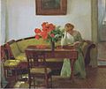 Anna Ancher - Interieur mit Mohnblumen und lesender Frau (Lizzy Hohlenberg) 1905.jpeg