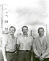 Armstrong (vľavo), Collins (v strede) a Aldrin (vpravo) pózujú pred raketou Saturn V