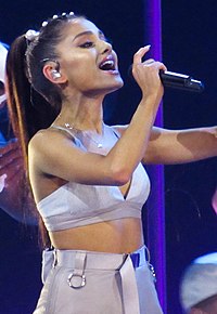 Ariana Grande (33269922295) (cropped) (cropped).jpg