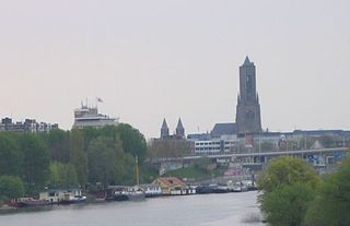 Op de voorgrond de Nederrijn, op de achtergrond de Eusebiuskerk