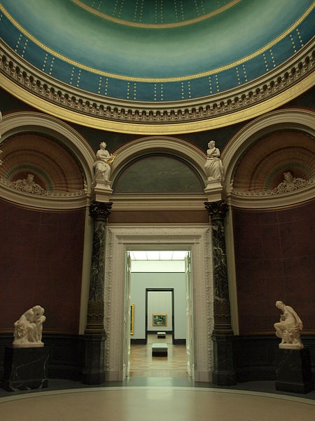 File:Ausstellungsräume in der Nationalgalerie.JPG