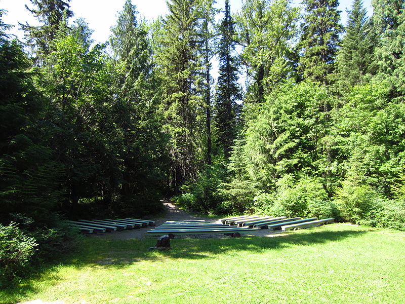 File:Avalanche Creek Amphitheater - 4 (7685074994).jpg