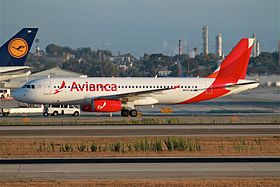 Avianca Airlines (TACA) A320 (12554809704).jpg