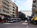 Der Bahnhofplatz mit einem Bus der Linie 2 und dem Bahnhof im Hintergrund