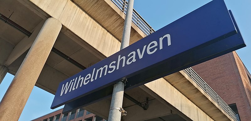 File:Bahnhofsschild Wilhelmshaven 2009151824.jpg