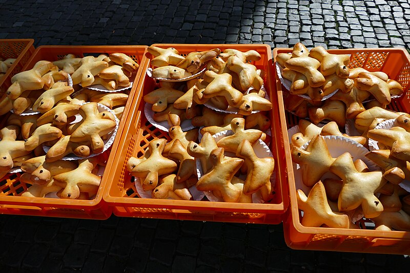 File:Baked Doves at Augsburger Hohes Friedensfest 2023 01.jpg