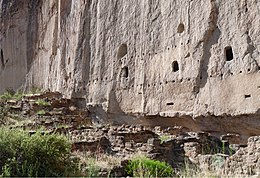 Pozostałości wielopiętrowego mieszkania wbudowanego w ścianę tufu wulkanicznego, Bandelier National Monument, Nowy Meksyk