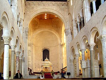 Bari duomo inside.jpg