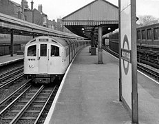 Een metrostel opweg naar Uxbridge in 1962.