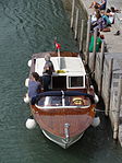 Wassertaxi an der Mittleren Brücke