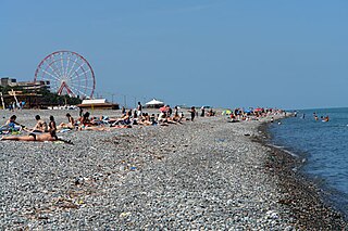 Ein Strand ist ein flacher Kü