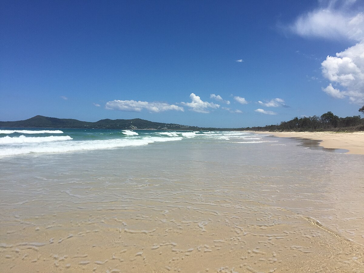 File:Beach at Noosa North Shore, Queensland 04.JPG - Wikimedia Commons.