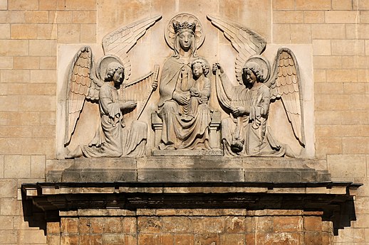 Bas-relief du portail : Vierge à l'Enfant (Sedes Sapientiae).