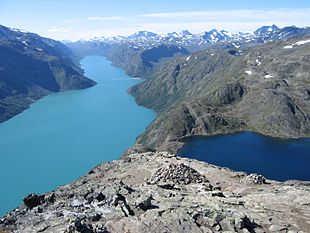 Esempio di laghi morenici in Norvegia: lago Gjende (a sin.) e lago Bessvatnet.