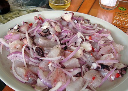 Ceviche ou salade à base de poissons crus, un plat national du Pérou.