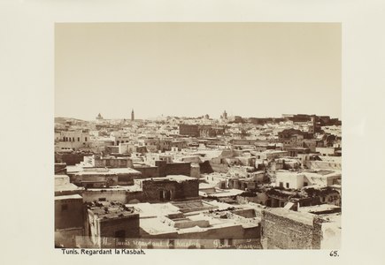 Vue des imposantes fortifications de la kasbah (en haut à droite) depuis Tunis en 1889-1890