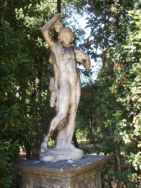 File:Boboli statua nel rondò 04.JPG