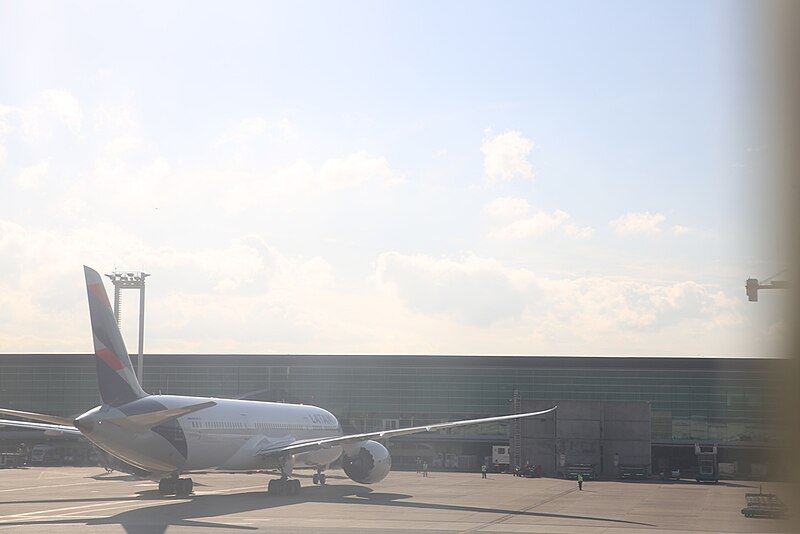 File:Boeing 787 of LATAM Chile (30987649308).jpg