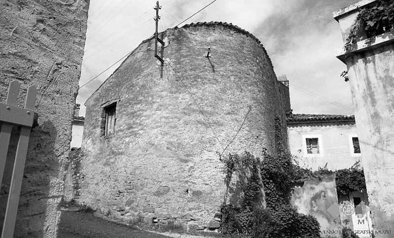 File:Boljunec. Stara "štala" (hlev) zidana okoli leta 1902. Pri Uštaričevih (Žerjal), Boljunec 1967.jpg