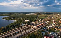 Flygfoto av plattformar och banutveckling av stationen