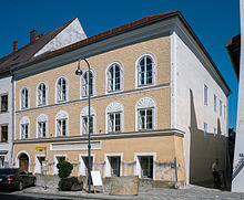 Adolf Hitler's birthplace (2015) Braunau Hitlerhaus 2.jpg