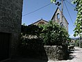 Église romane de Bravaes avec un hautain au premier plan Portugal (vinho verde)