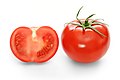 In einer aufgeschnittenen Tomate sieht man die Samen.