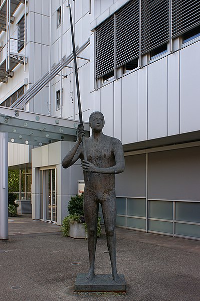 File:Bronzestatue Grosser Speerwerfer (Marcel Perincioli 1963⁄64 ⁄ 2007) 02.JPG