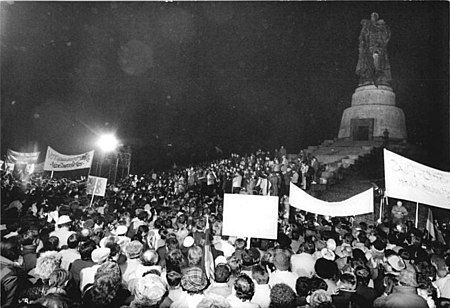 ไฟล์:Bundesarchiv_Bild_183-1990-0105-300,_Berlin,_Demonstration_am_sowjetischen_Ehrenmal.jpg