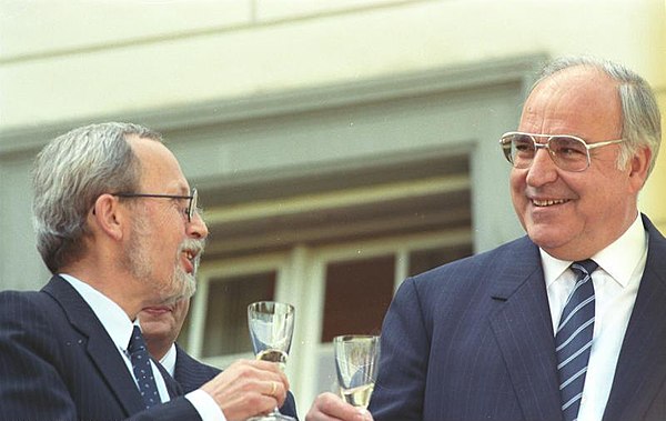 East German CDU leader Lothar de Maizière (left) with West German CDU leader Helmut Kohl in September 1990