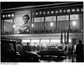 Kino International im November 1963 mit beleuchtetem Plakat zum Eröffnungsfilm „Optimistische Tragödie“