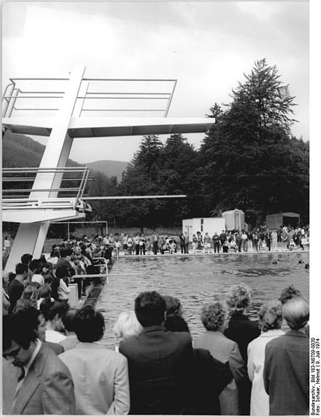 File:Bundesarchiv Bild 183-N0709-0030, Ilmenau, Schwimmbad.jpg