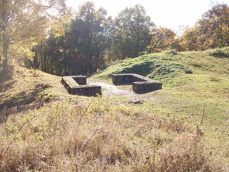 File:Burg Glauburg, Plateau, Enzheimer Pforte.JPG