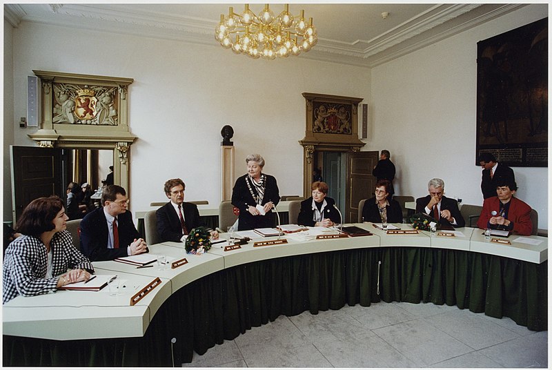 File:Burgemsster Elisabeth Schmitz en nieuwe wethouders. V.l.n.r. Betty van Vliegen, Peter Schouten, Cornelis Mooy, de burgemeester, secretaris Eveline Blitz, Rineke Gieske, Ruud van der Geest e, NL-HlmNHA 54035053.JPG