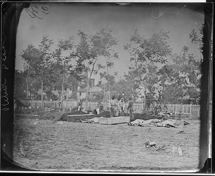 File:Burying Confederate dead, Fredericksburg, Va (4166907862).jpg