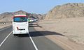 ルクソール付近の東部砂漠を走るコンボイ・バス
