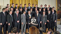 Il presidente George W. Bush e gli Anaheim Ducks con la Stanley Cup