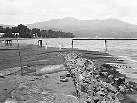 COLLECTIE TROPENMUSEUM Aanleg van een steiger aan de Baai van Menado bertemu op de achtergrond de vulkanen Lokon en Empung TMnr 60027989.jpg